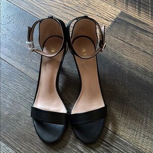 Elegant Black Women's Sandals with ankle strap Size 7